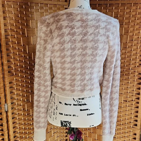 Aeropostale, Women's Super Soft, Fuzzy Pink Fall, Cropped Button-Up, Sweater - Picture 4 of 9